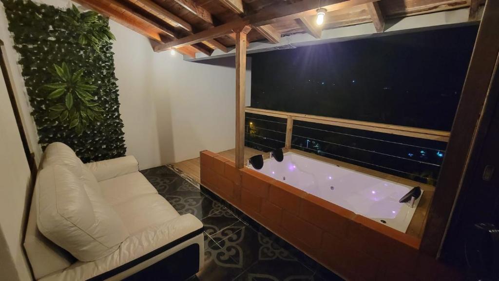 Fotografie z fotogalerie ubytování EDYMA Cabaña con JACUZZI v destinaci Guatapé