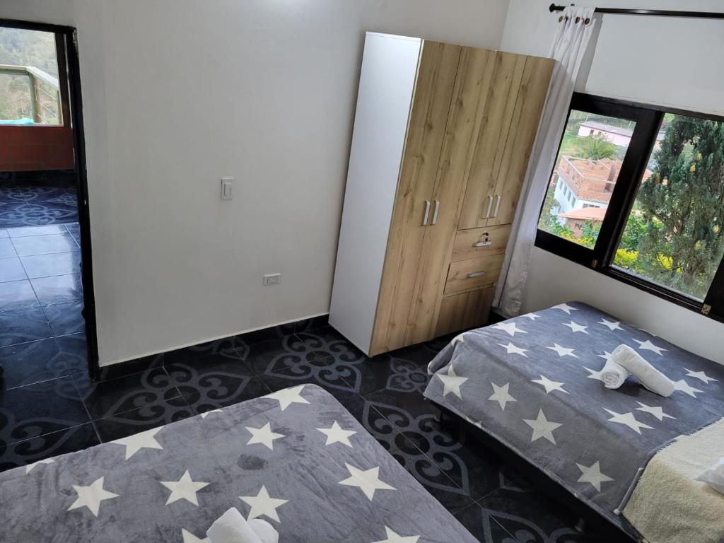 Postel nebo postele na pokoji v ubytování EDYMA Cabaña con JACUZZI