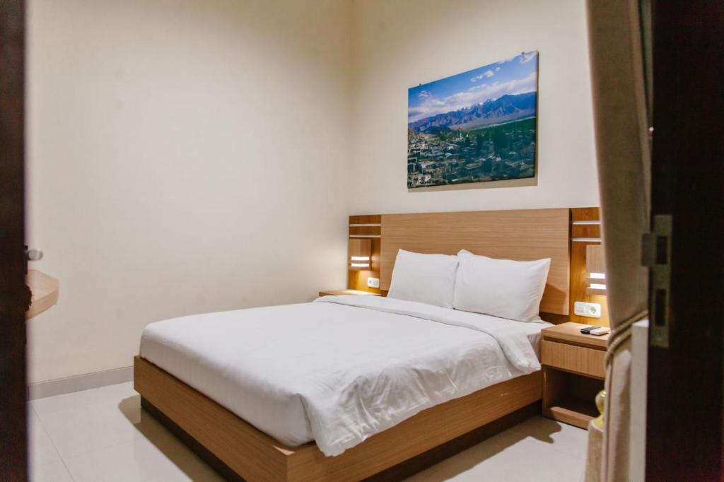 Postel nebo postele na pokoji v ubytování Musafir Guest House Syariah