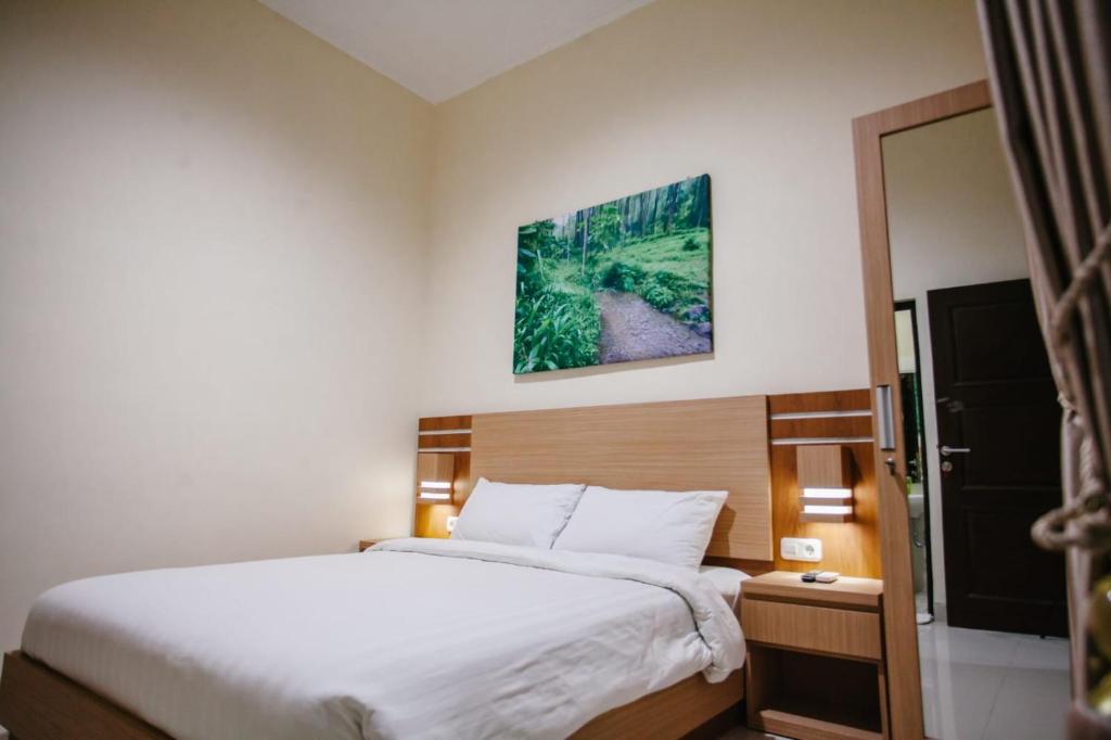 Postel nebo postele na pokoji v ubytování Musafir Guest House Syariah