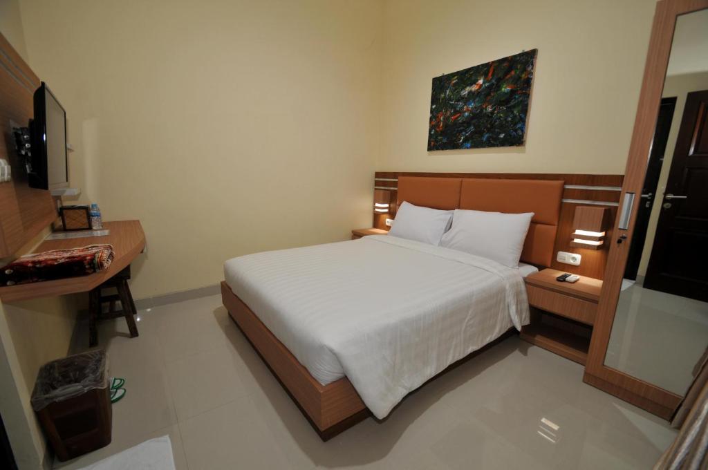 Postel nebo postele na pokoji v ubytování Musafir Guest House Syariah