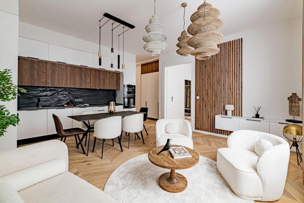 Hotel Onyx Oasis - luxury 3 bdrm, a living room with white furniture and a table at Onyx Oasis - luxury 3 bdrm in Budapest