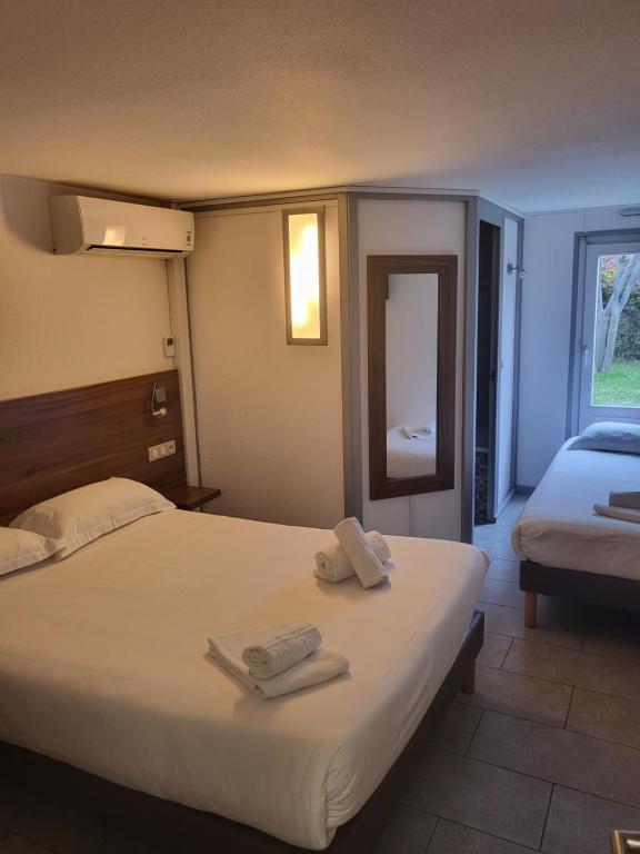 Postel nebo postele na pokoji v ubytování Brit Hotel Plaisance A9/A61