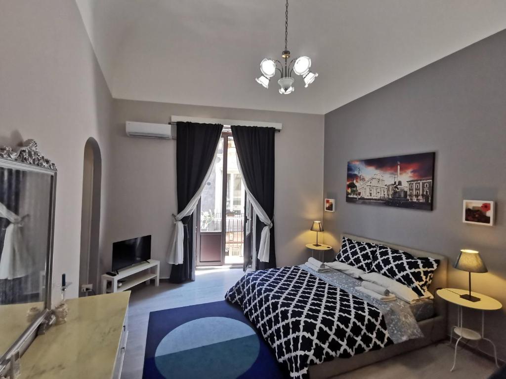 A bed or beds in a room at Two Rooms Bellini