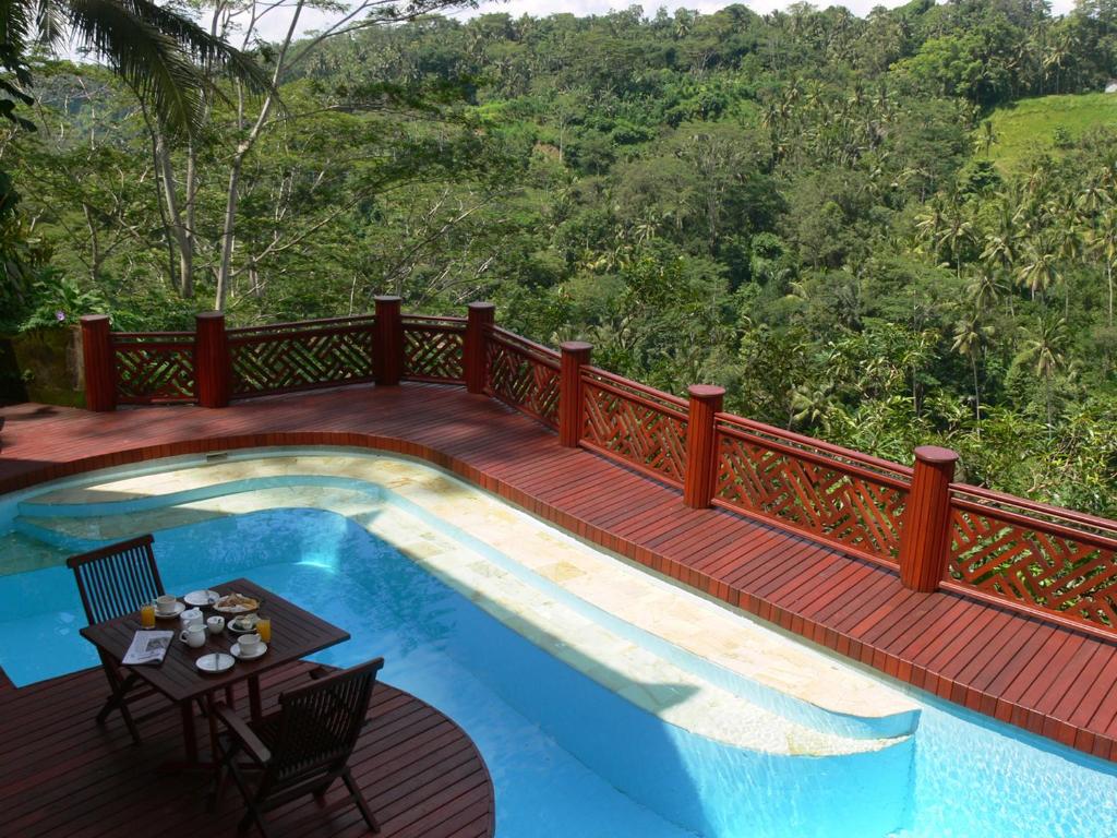 Bazén v ubytování Kupu Kupu Barong Villas and Tree Spa by L’OCCITANE nebo v jeho okolí