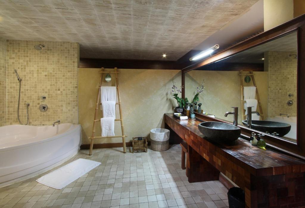 Koupelna v ubytování Kupu Kupu Barong Villas and Tree Spa by L’OCCITANE