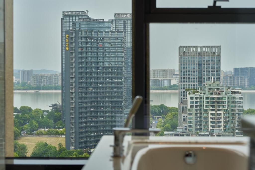 voco - Hangzhou Binjiang Minghao, an IHG Hotel - Grand Twin Room Met Uitzicht Op De Stad