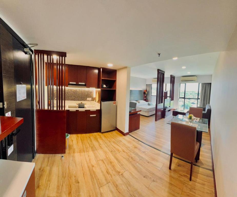 Кухня или мини-кухня в EzraAvenue Homesuites - NEAR IMAGO MALL KOTA KINABALU CITY
