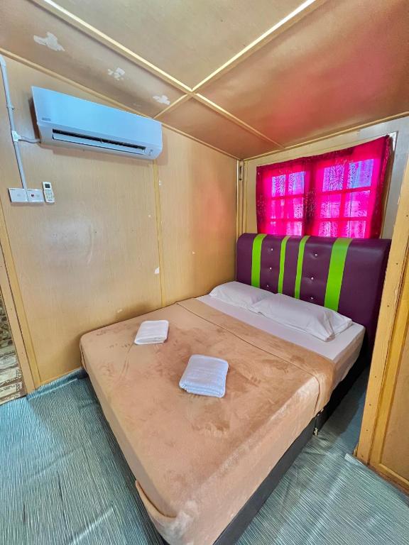 Postel nebo postele na pokoji v ubytování Perhentian Sri Tanjung , Kampung Nelayan Pulau Perhentian