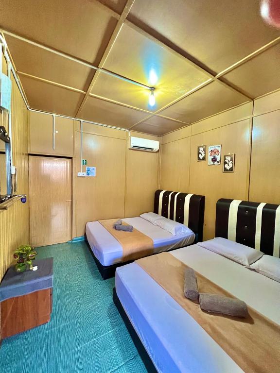 Postel nebo postele na pokoji v ubytování Perhentian Sri Tanjung , Kampung Nelayan Pulau Perhentian