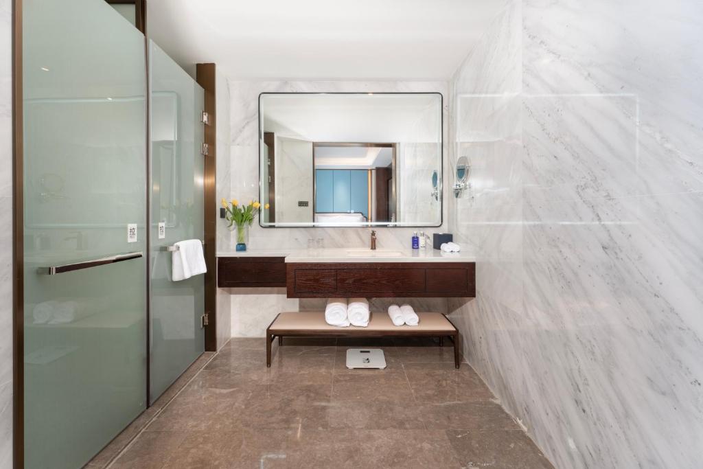 voco - Hangzhou Binjiang Minghao, an IHG Hotel - 高级王室，一张国王床和一张单人床