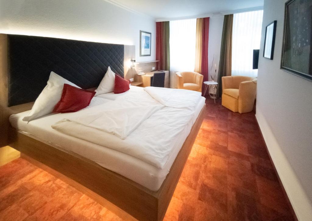Postel nebo postele na pokoji v ubytování Hotel St. Georg Garni