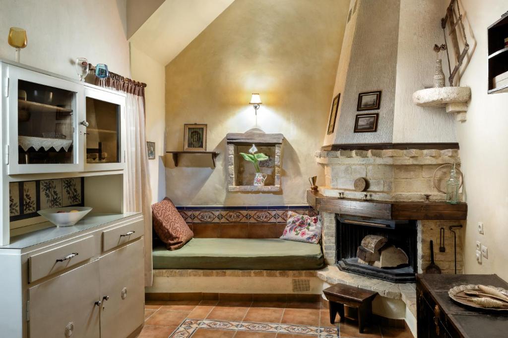 salon z kominkiem i kanapą w obiekcie House Minoos w Chanii
