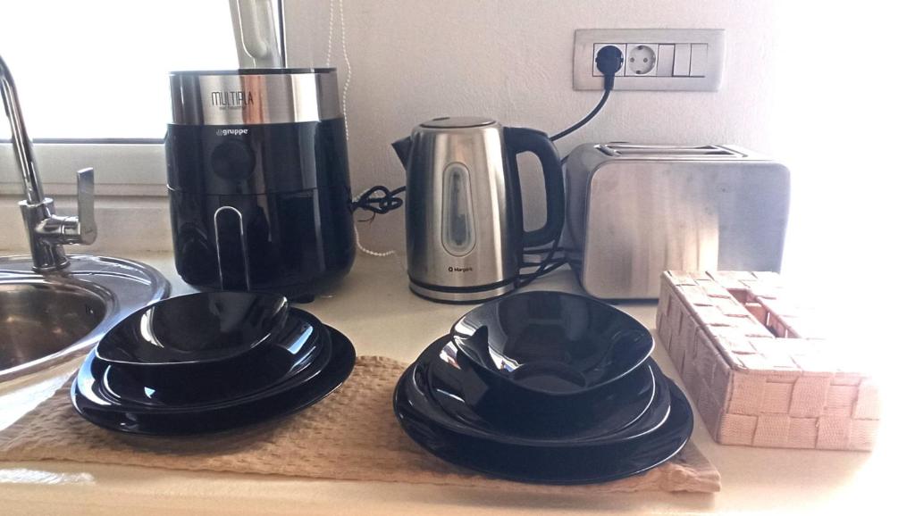 Příslušenství pro přípravu čaje a kávy v ubytování AB Green Living Santorini