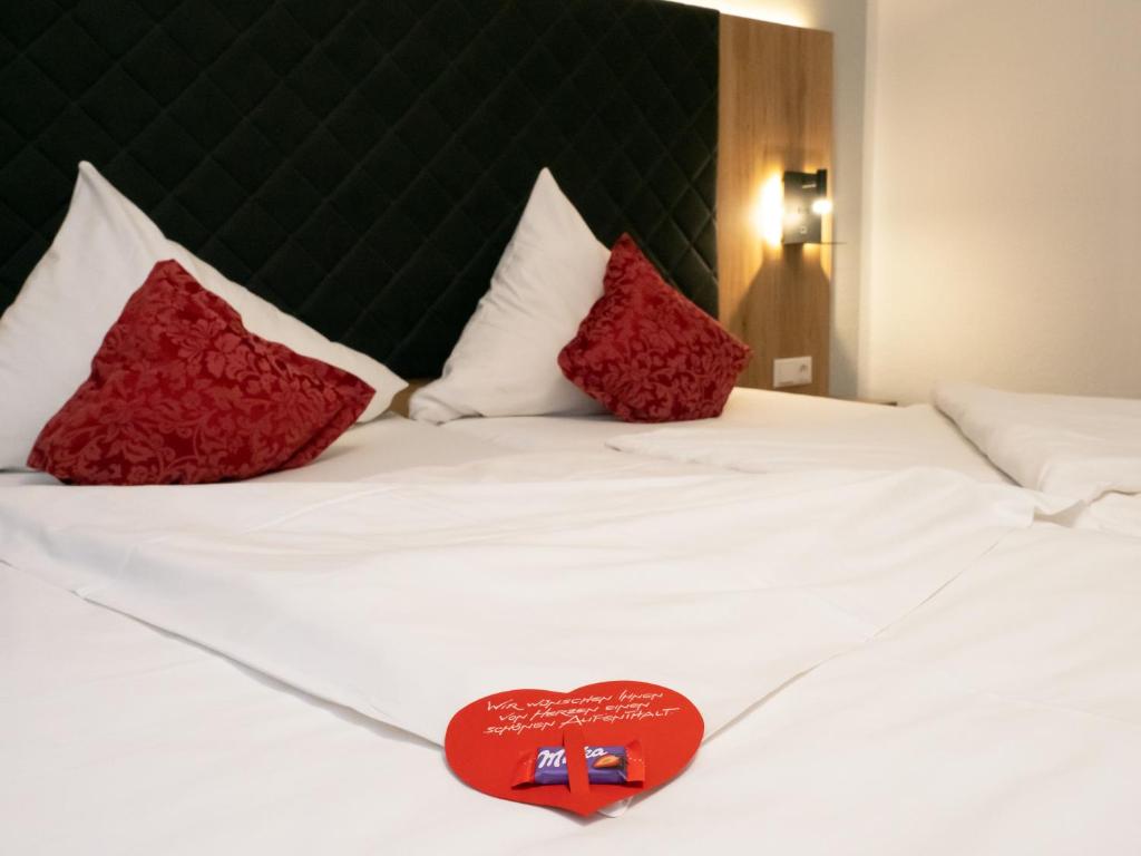 Postel nebo postele na pokoji v ubytování Hotel St. Georg Garni