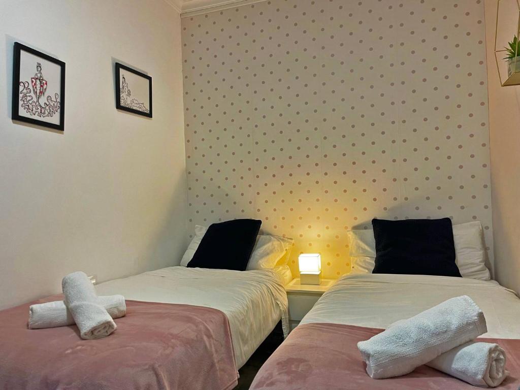 Łóżko lub łóżka w pokoju w obiekcie Apartamento Armas - Ole Solutions