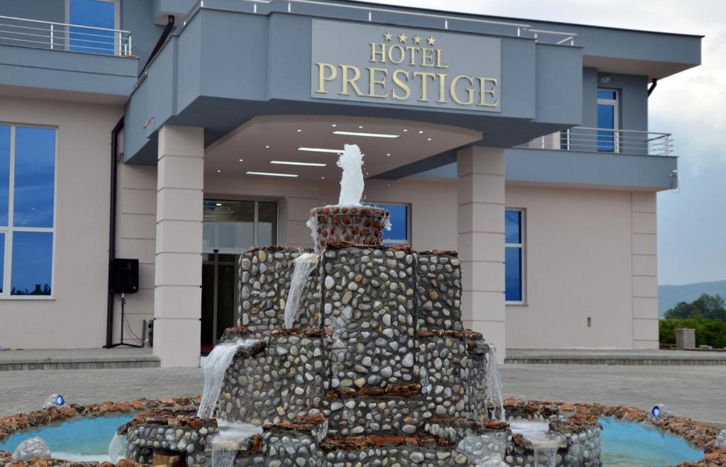 uma fonte de água em frente a um hotel em Hotel Prestige Struga em Struga