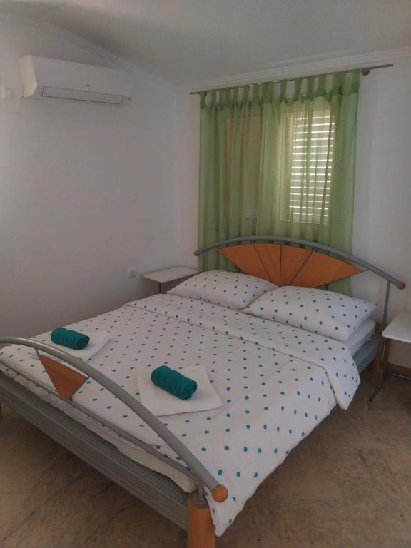 une chambre avec un lit avec une tête de lit en bois dans l'établissement Rezidence Palma 2, à Poreč