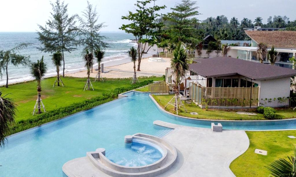 Bazén v ubytování The Little Shore Khao Lak by Katathani nebo v jeho okolí