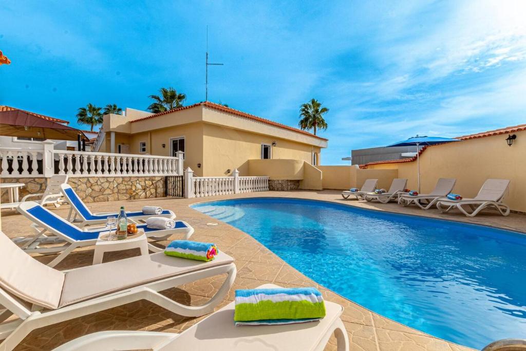 willa z basenem i leżakami w obiekcie Villa Victoria With Heated Pool w mieście Callao Salvaje