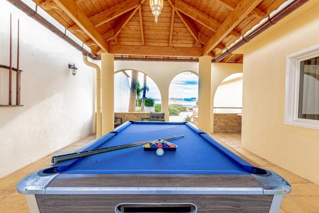 stół bilardowy w pokoju z sufitem w obiekcie Villa Victoria With Heated Pool w mieście Callao Salvaje