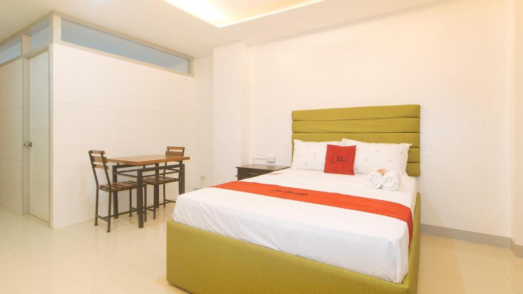 RedDoorz at EBM One Building - Luxe Kamer