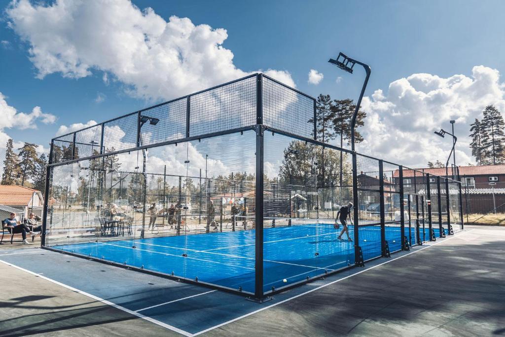 Tenis a/nebo squash v ubytování Ädelfors Hotell & Konferens nebo okolí