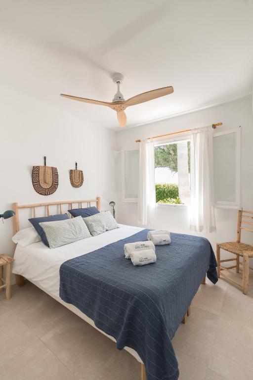 A bed or beds in a room at BiniVento- Lovely villa with pool near the beach