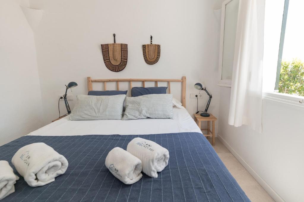 A bed or beds in a room at BiniVento- Lovely villa with pool near the beach
