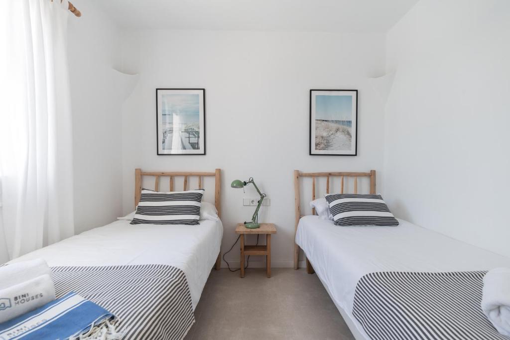 A bed or beds in a room at BiniVento- Lovely villa with pool near the beach