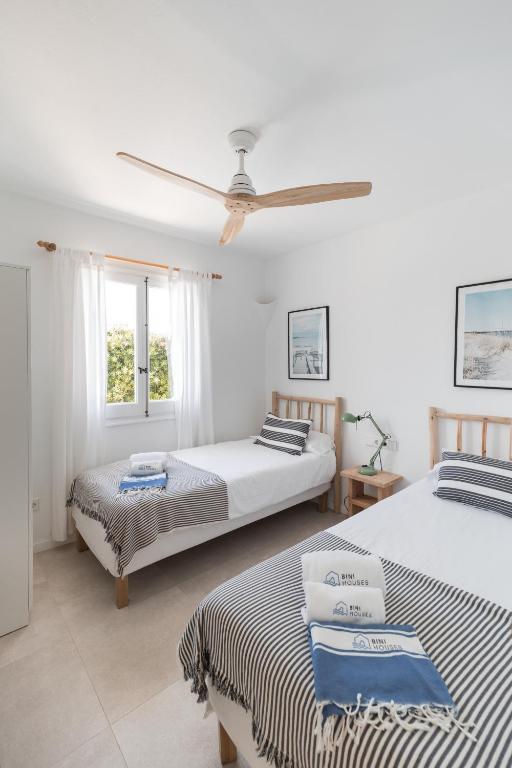 A bed or beds in a room at BiniVento- Lovely villa with pool near the beach