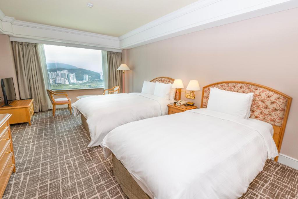 Postel nebo postele na pokoji v ubytování Lotte Hotel Busan