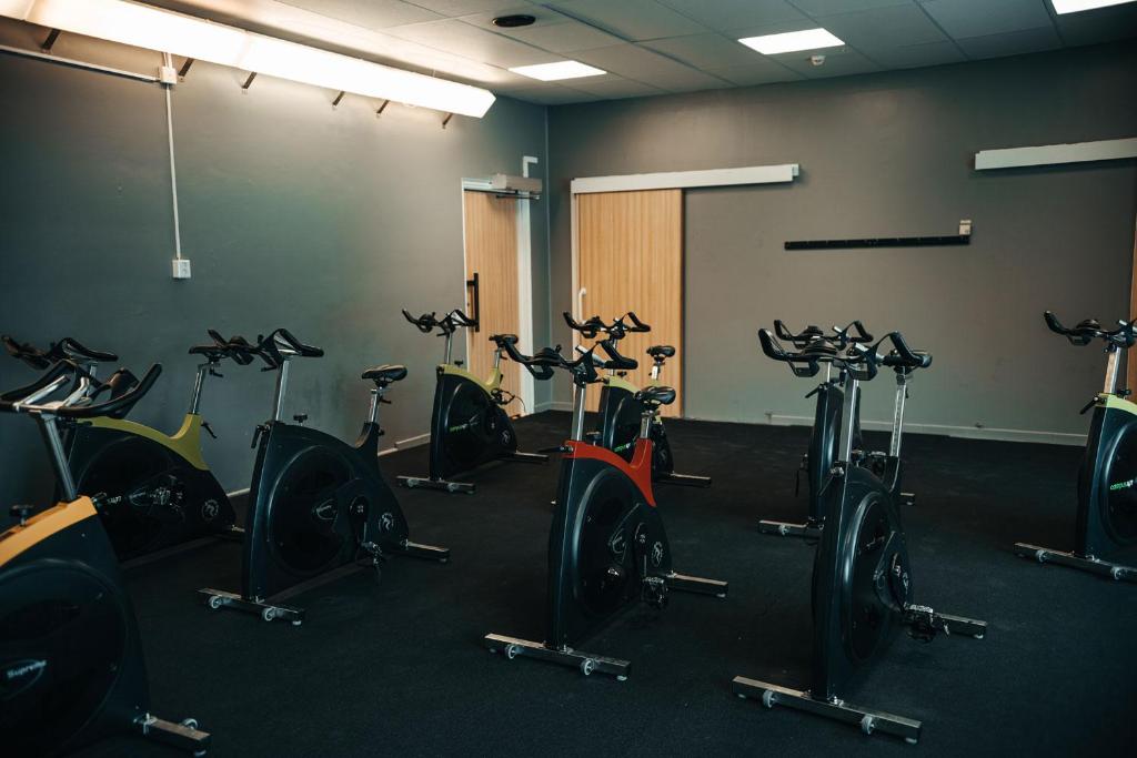 Fitness centrum a/nebo fitness zařízení v ubytování Ädelfors Hotell & Konferens