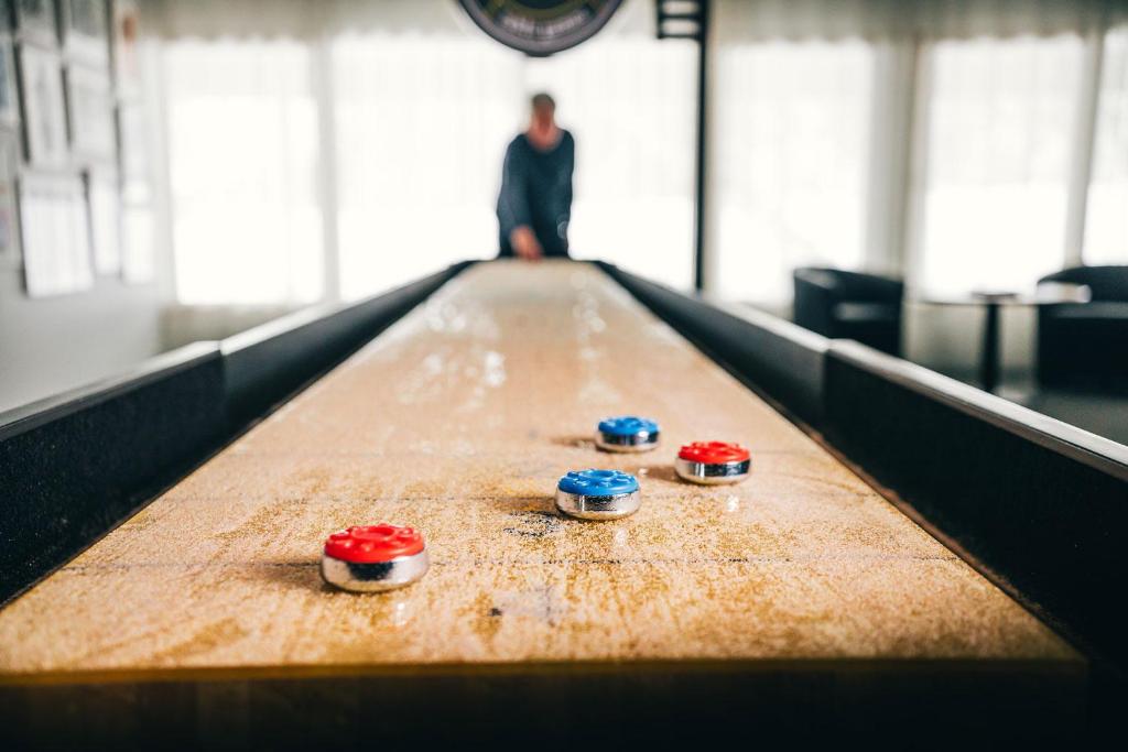 Biliár nebo kulečník v ubytování Ädelfors Hotell & Konferens