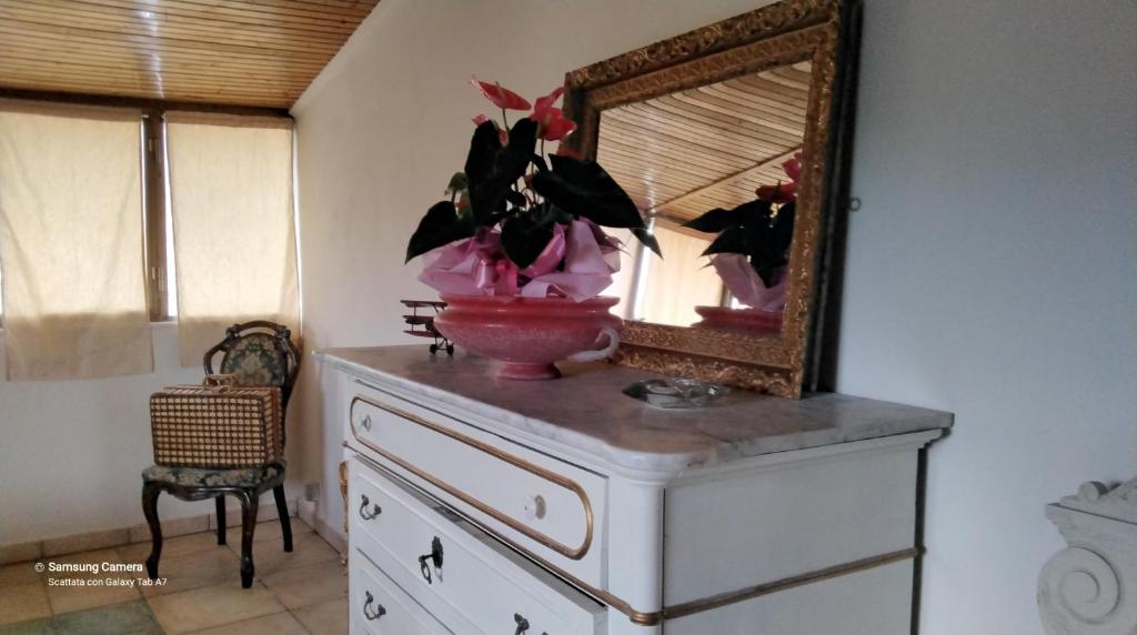 uno specchio sopra un comò in una stanza di Good Art a Strevi