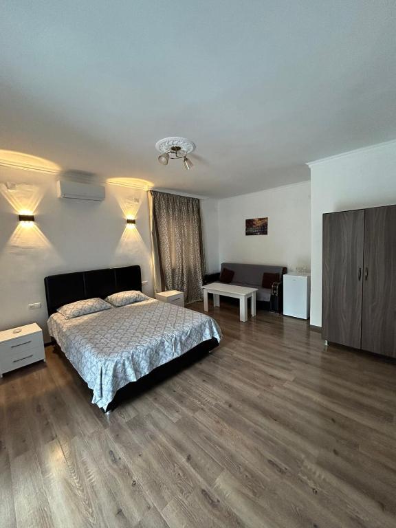 Postel nebo postele na pokoji v ubytování My House Kvariati