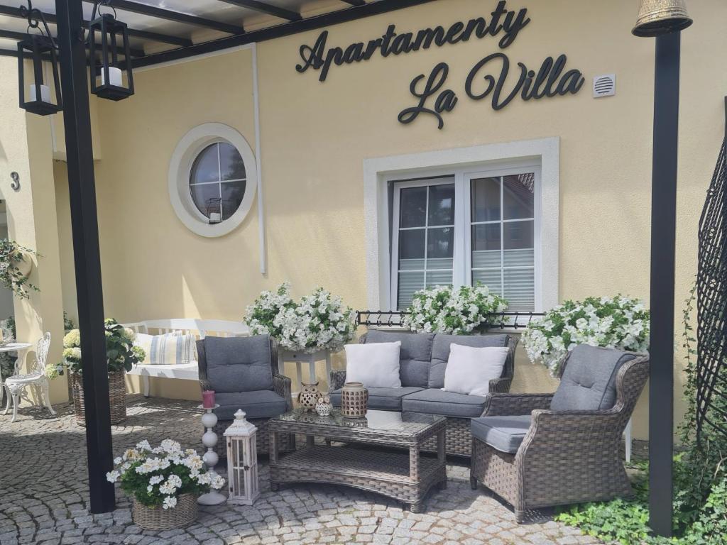 Posedenie v ubytovaní APARTAMENTY "LA VILLA" z klimatyzacją, ogrodem, parkingiem, blisko centrum