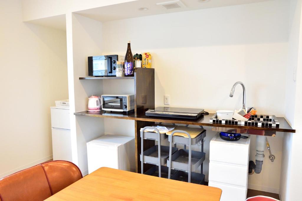 Kuchyň nebo kuchyňský kout v ubytování Hostelコトヒラクラスカ