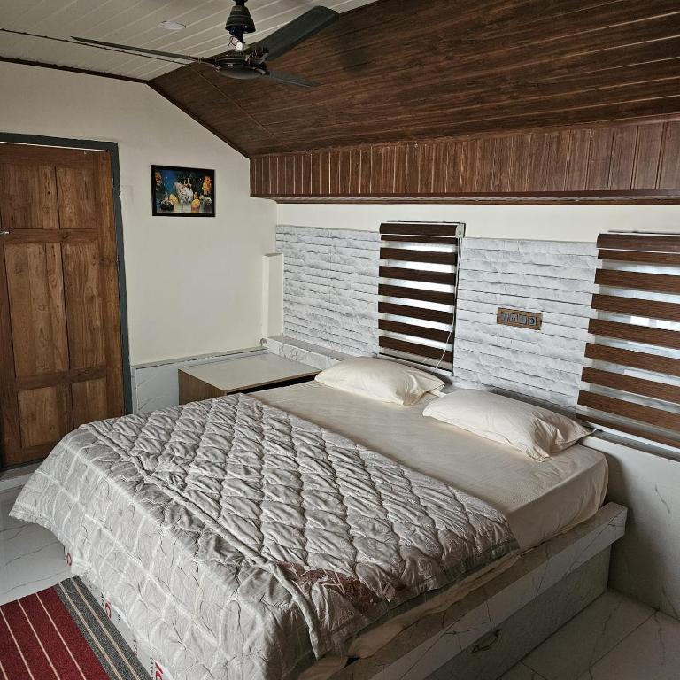 Postel nebo postele na pokoji v ubytování MysticGreens Guest House!
