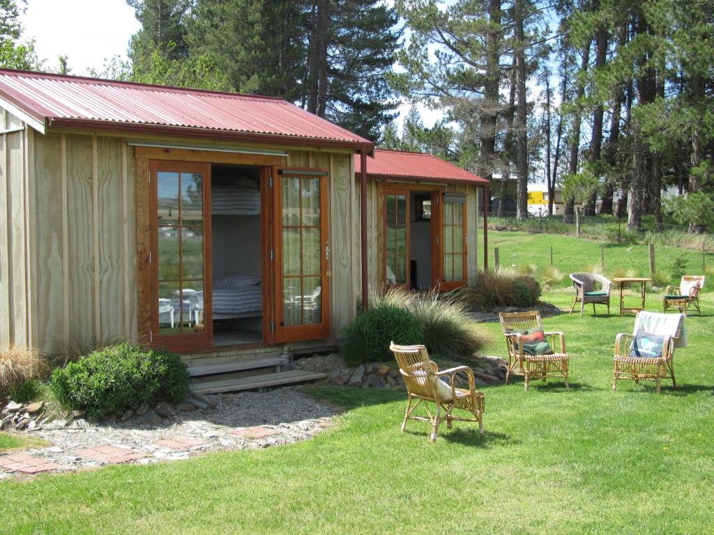 Waipiata的住宿－自行車棚後住宿加早餐旅館，小屋,配有草地上的椅子