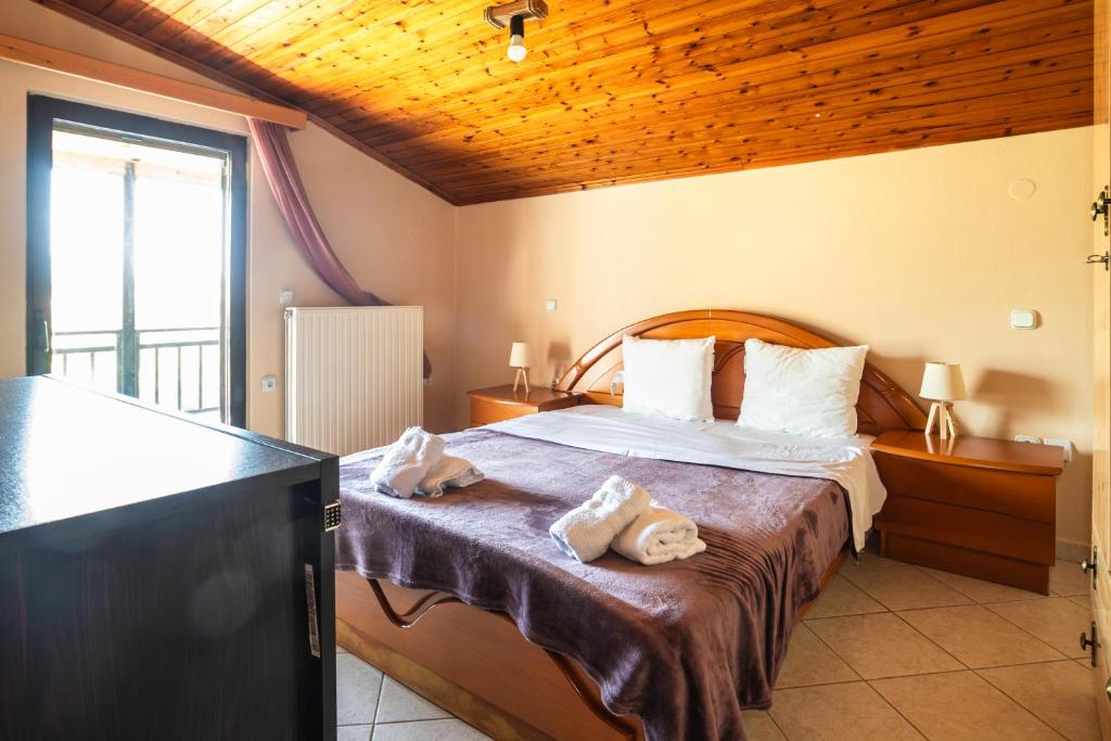 Postel nebo postele na pokoji v ubytování Cassandra Apartment Plataria