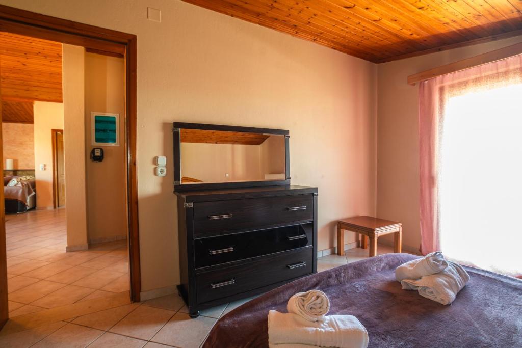 Postel nebo postele na pokoji v ubytování Cassandra Apartment Plataria