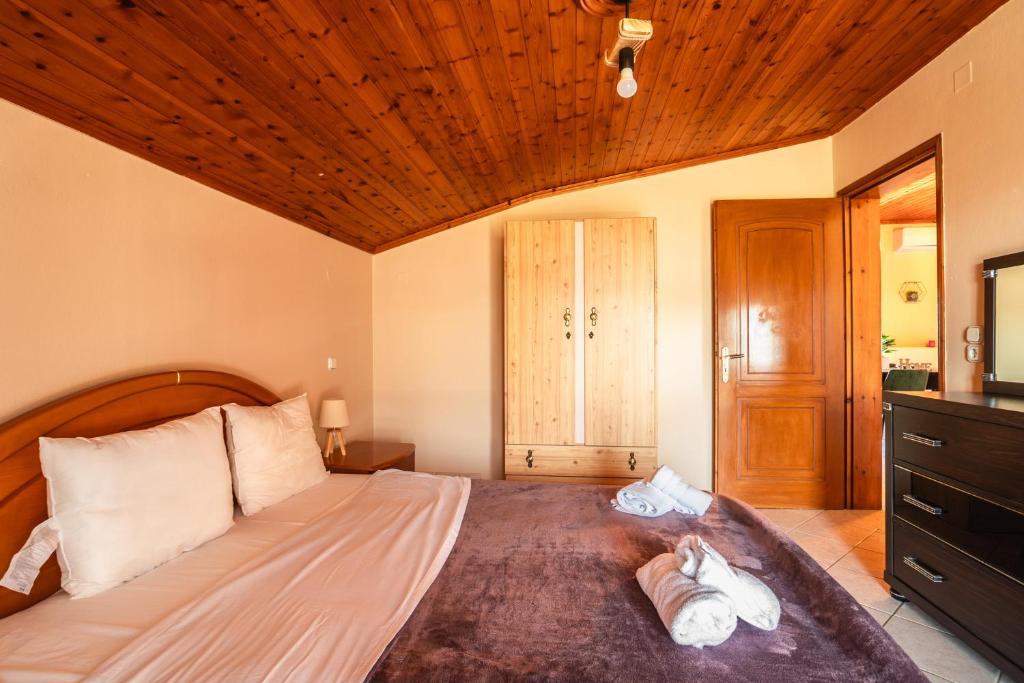 Postel nebo postele na pokoji v ubytování Cassandra Apartment Plataria