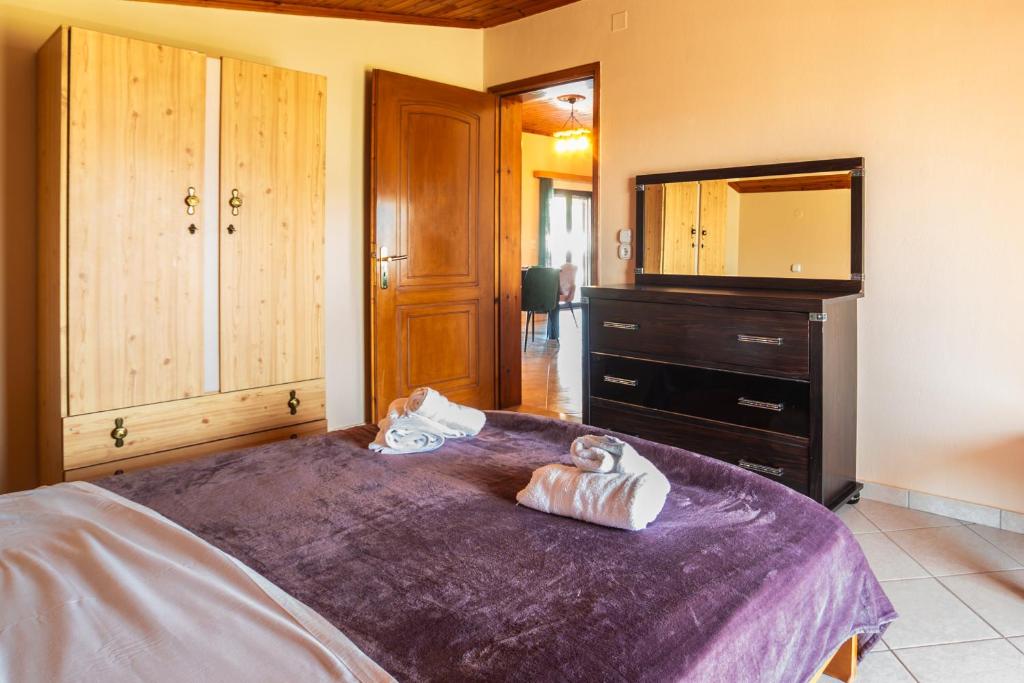 Postel nebo postele na pokoji v ubytování Cassandra Apartment Plataria
