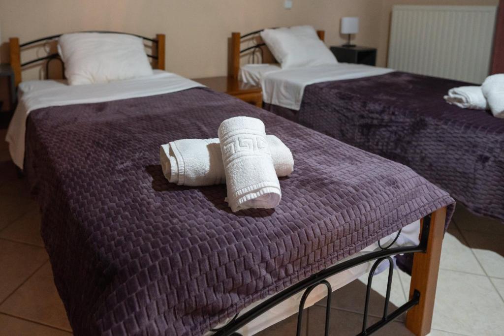 Postel nebo postele na pokoji v ubytování Cassandra Apartment Plataria