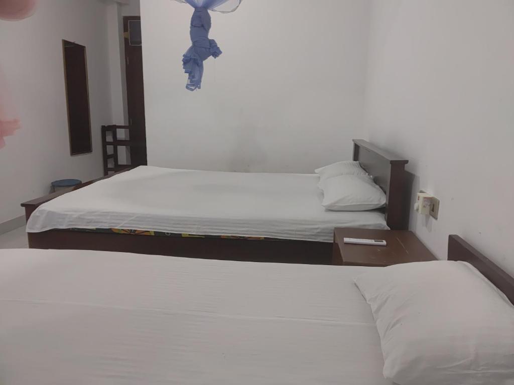 Postel nebo postele na pokoji v ubytování Ajith rest house