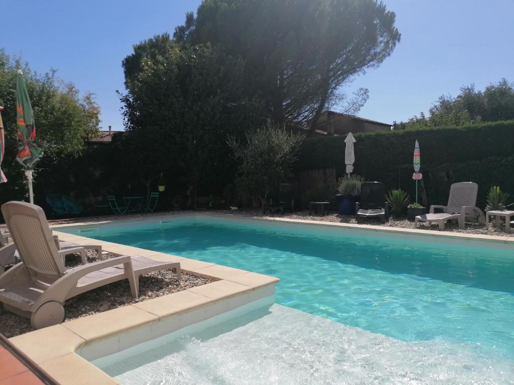 - une piscine avec une chaise et un sauna dans l'établissement Villa chaleureuse avec piscine 12 voyageurs, à Saint-Alexandre