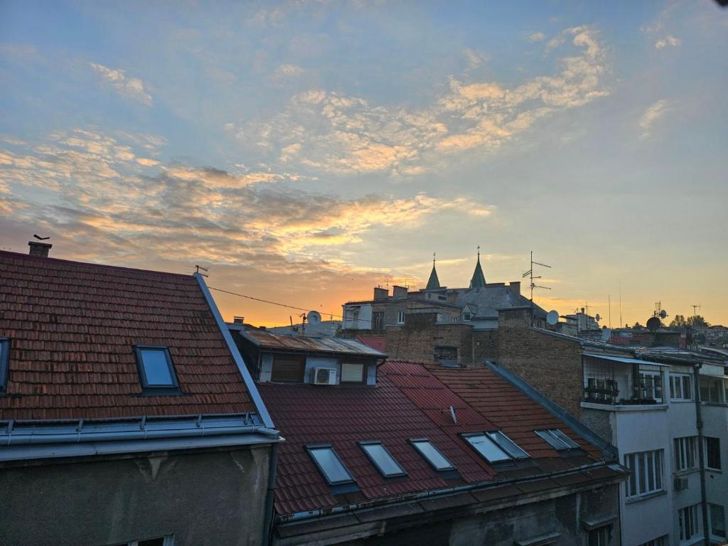 Nespecifikovaný výhled na destinaci Sarajevo nebo výhled na město při pohledu z hostelu