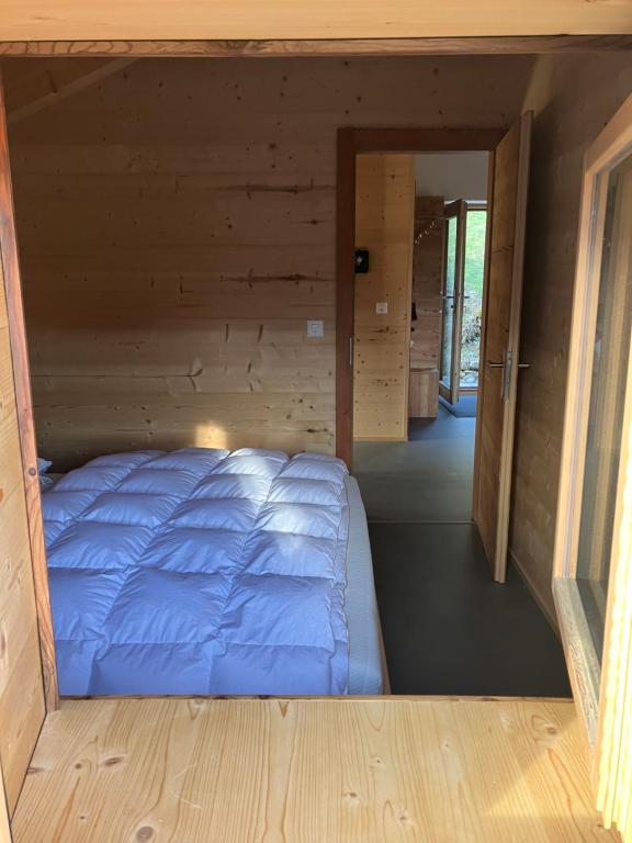 Postel nebo postele na pokoji v ubytování Chalet Heidi et Peter dans les Alpes