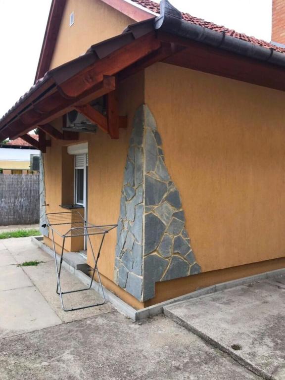 kamień na boku domu w obiekcie Jázmin Apartmanok w mieście Mórahalom